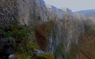 Serveis forestals a la cinglera de Castellfollit de la Roca en una actuació de valoració paisatgística i de restauració de l’espai natural